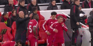 萨拉赫复出送助攻！85天第一次，球迷齐声高歌，名宿发声：留下来